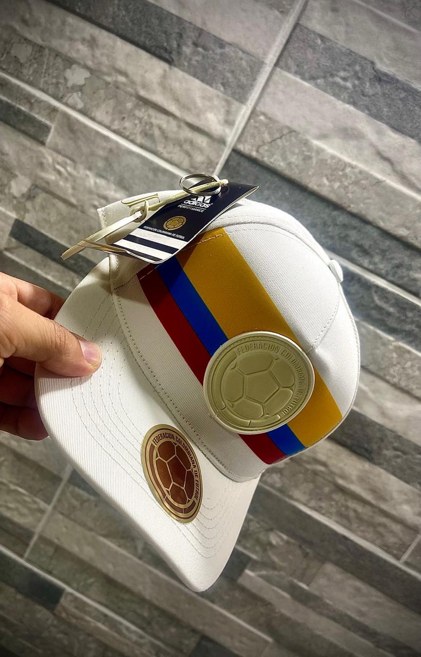 2 GORRAS 100 AÑOS + LLAVERO