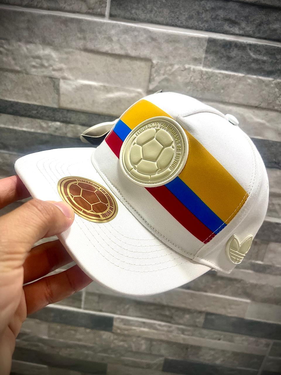 2 GORRAS 100 AÑOS + LLAVERO