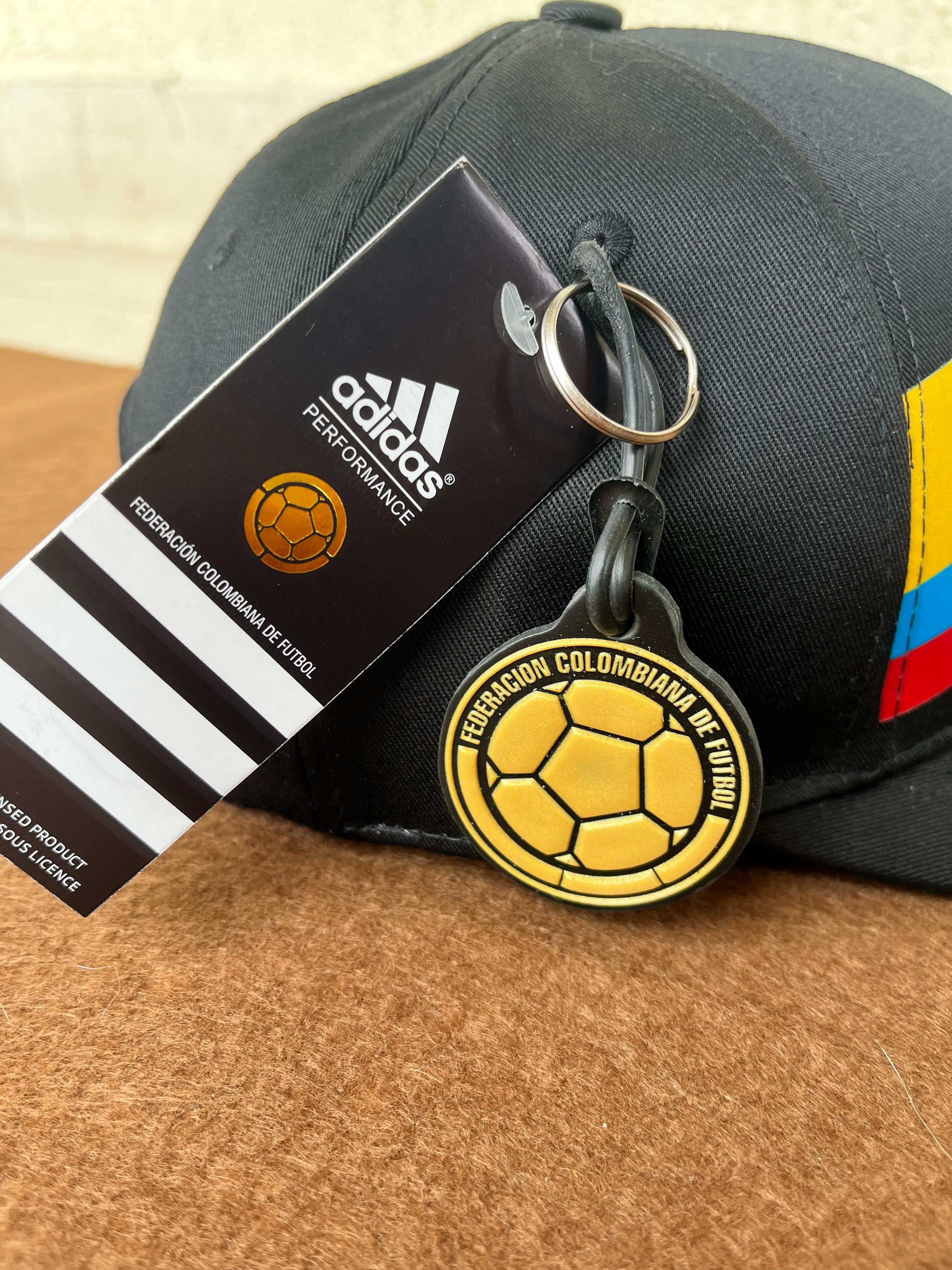 2 GORRAS 100 AÑOS + LLAVERO